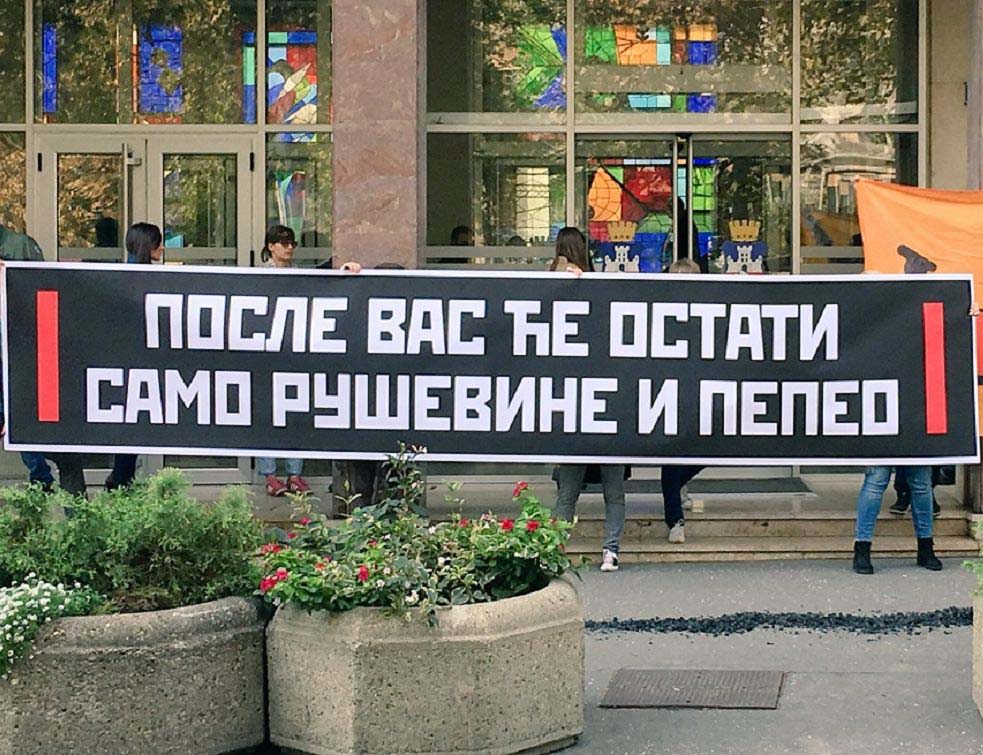 ПОЉУБИТЕ ПАТКУ У ГУ*ИЦУ СЛАТКУ: Иницијатива Не да(ви)мо Београд организовала протест испред Скупштине града; Посули ПЕПЕО и поручили 